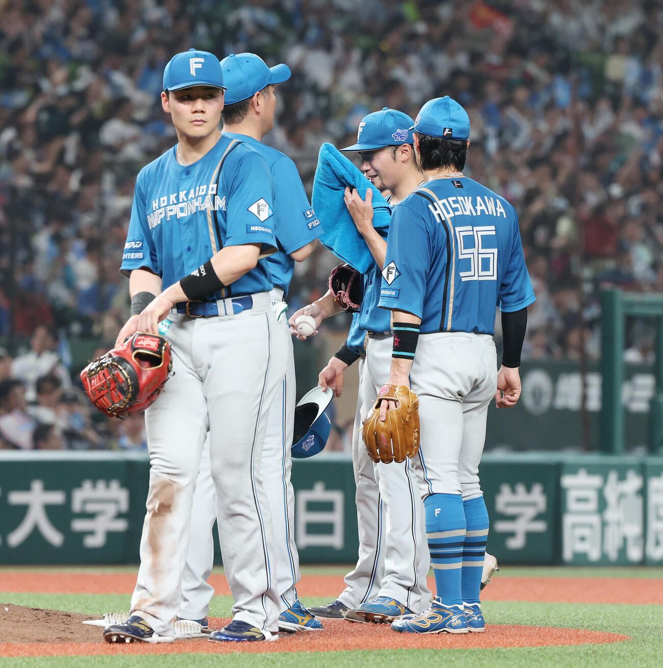 西武対日本ハム　4回裏西武2死二塁、渡部聖弥に適時二塁打を浴びた伊藤大海（撮影・宮地輝）