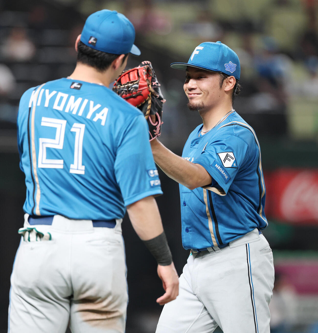 西武対日本ハム　6回裏を終え日本ハム清宮幸太郎（左）と笑顔でタッチを交わす伊藤大海（撮影・宮地輝）