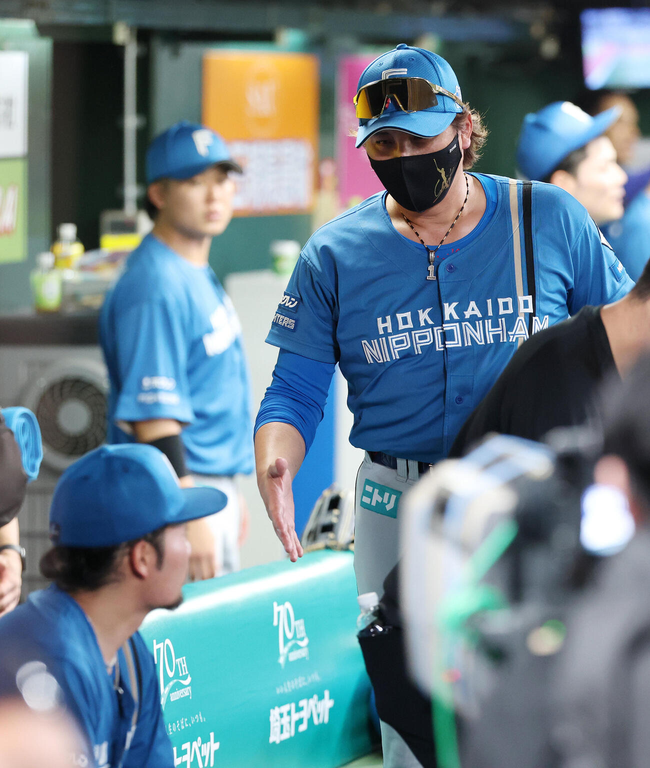 西武対日本ハム　6回裏を終えた日本ハム伊藤大海（左）に握手しに行く新庄剛志監督（撮影・宮地輝）