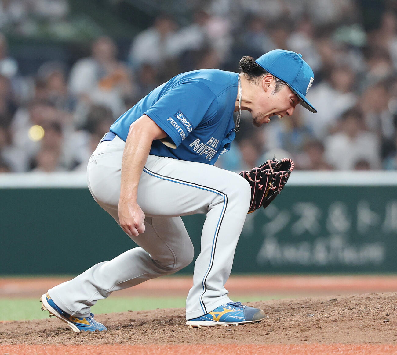 西武対日本ハム　6回裏西武2死一、三塁、渡部聖弥から空振り三振を奪い雄たけびを上げる伊藤大海（撮影・宮地輝）