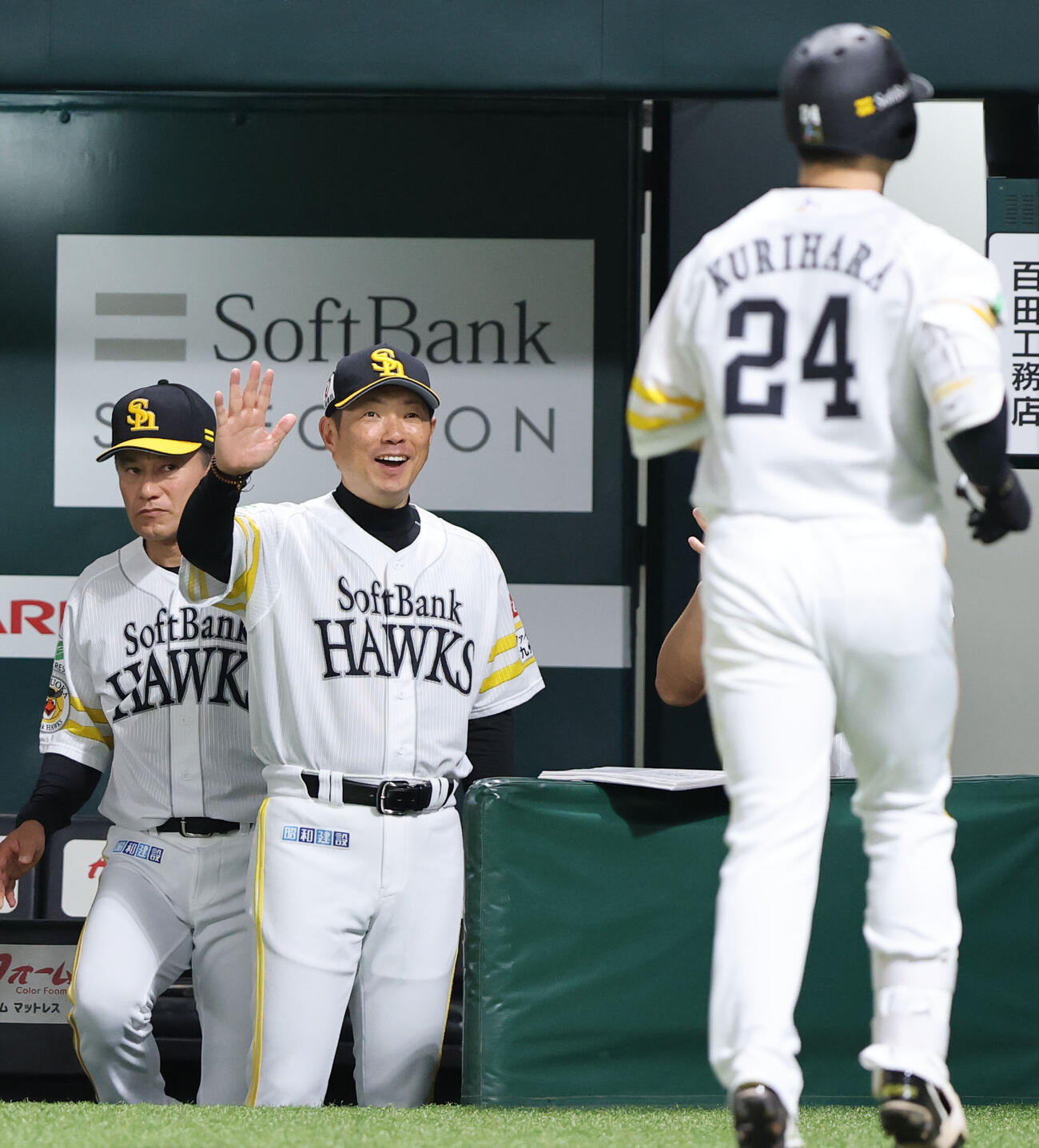 ソフトバンク対オリックス　6回裏ソフトバンク1死、左中間本塁打を放った栗原陵矢を笑顔で迎える小久保裕紀監督（撮影・梅根麻紀）