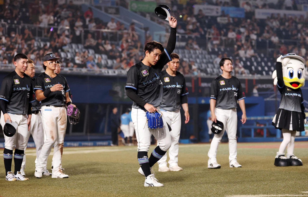 ロッテ対楽天　完投勝利を決めたロッテ小島和哉（中央）らはスタンドにあいさつ（撮影・浅見桂子）