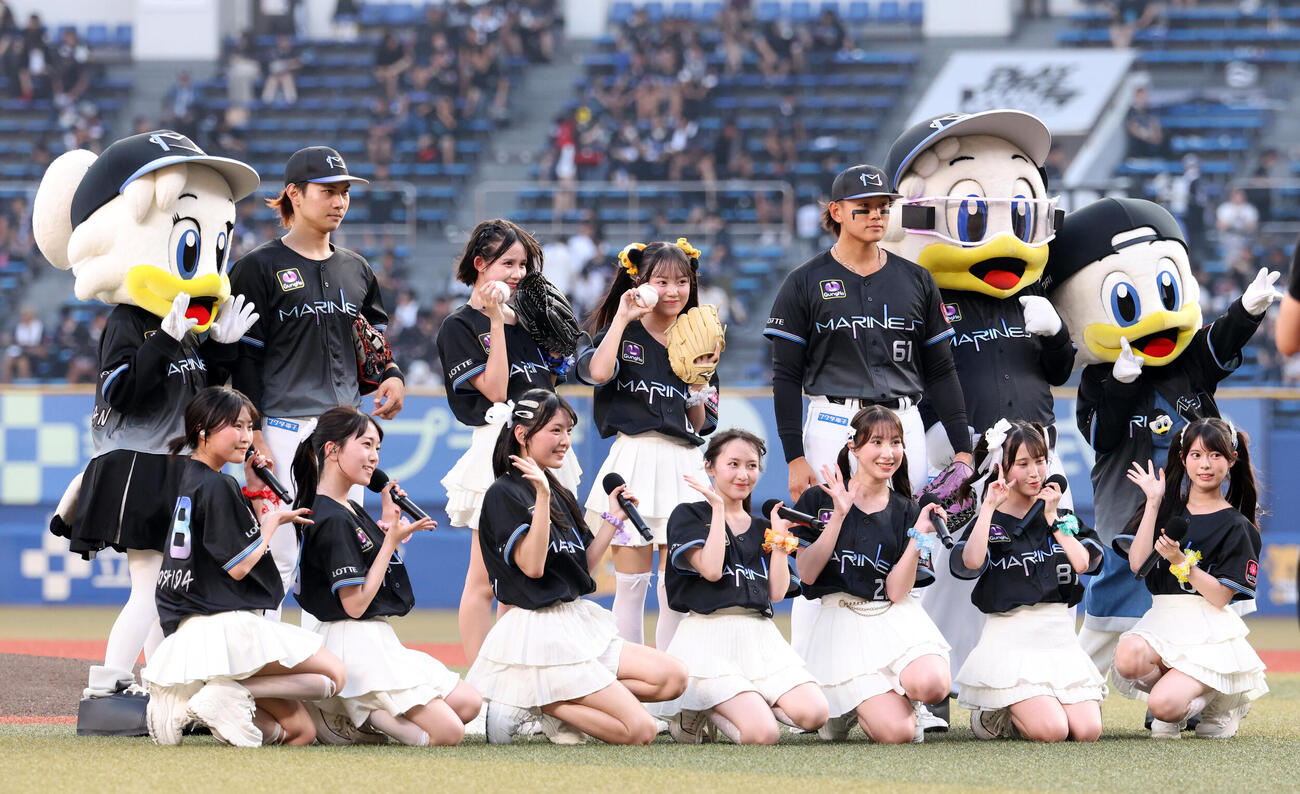 ロッテ対楽天　試合前ライブを終え、ロッテ藤原恭大（左）、山本大斗と記念撮影するロージークロニクル（撮影・浅見桂子）