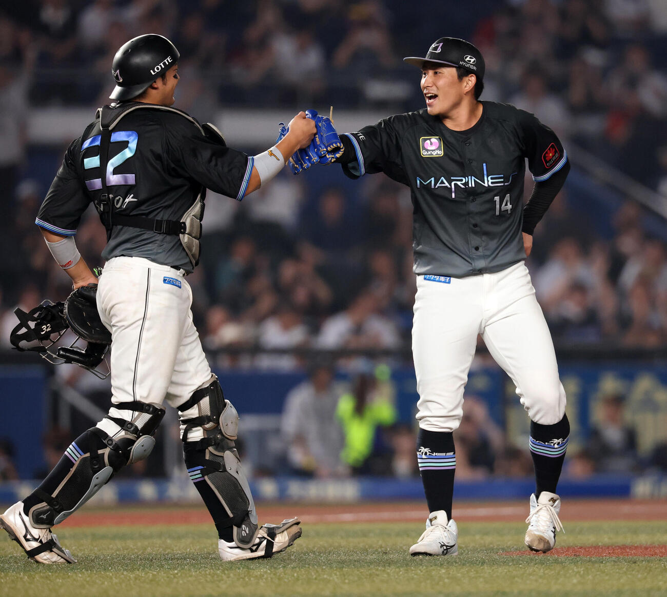 ロッテ対楽天　完投勝利を決めたロッテ小島和哉（右）は笑顔で佐藤都志也とグータッチ（撮影・浅見桂子）