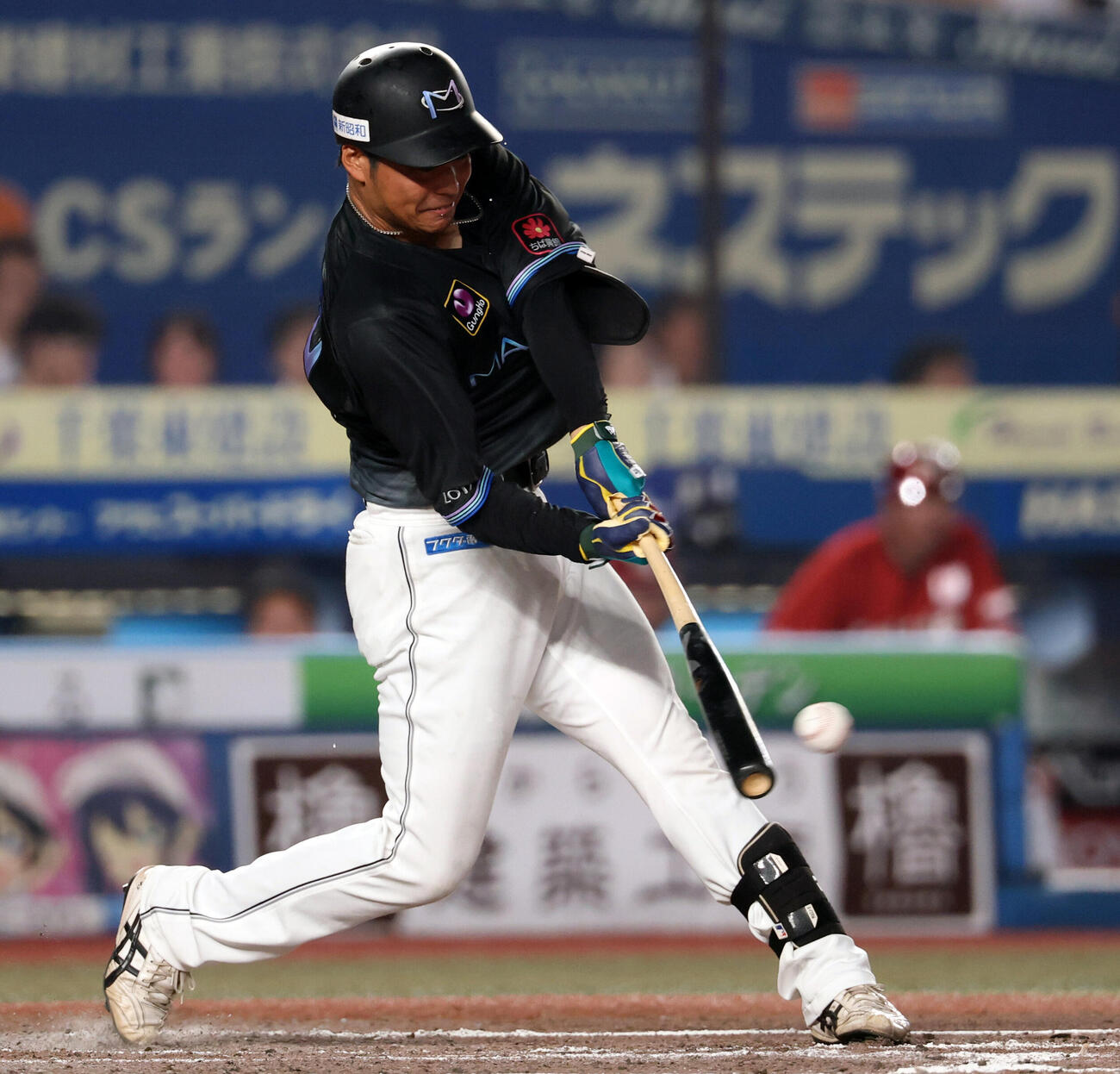 ロッテ対楽天　7回裏ロッテ2死二塁、石垣勝海は適時打を放つ（撮影・浅見桂子）