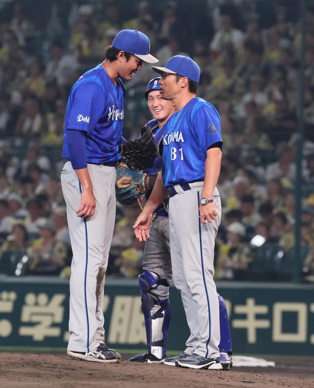 阪神対DeNA 5回裏阪神2死一塁、四球を出して交代となった藤浪晋太郎。右は相川亮二監督（撮影・宮崎幸一）