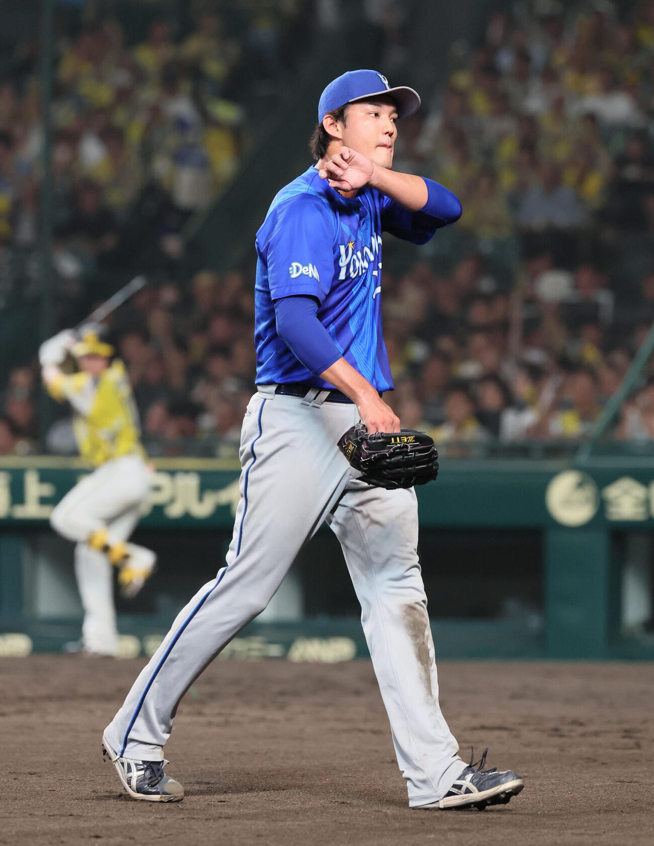阪神対DeNA 5回裏阪神2死一塁、四球を出して交代となった藤浪晋太郎（撮影・宮崎幸一）
