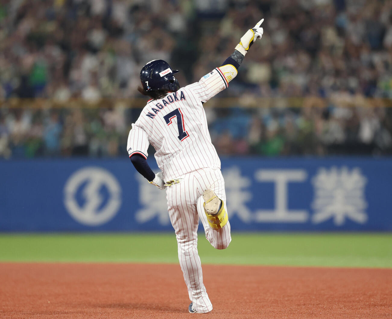 ヤクルト対中日　6回裏ヤクルト2死一、二塁、3点本塁打を放つ長岡秀樹（撮影・増田悦実）