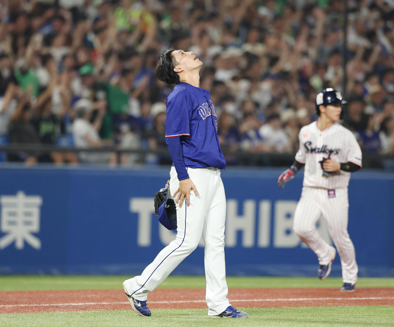 ヤクルト対中日　6回裏ヤクルト2死一、二塁、長岡秀樹に3点本塁打を浴び天を見上げる斎藤綱記（撮影・増田悦実）