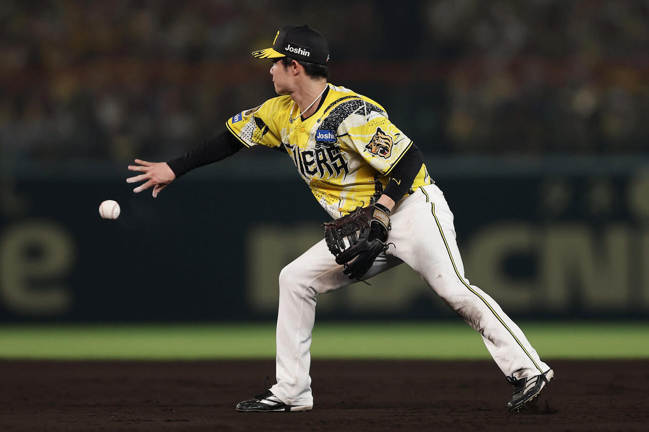 阪神対DeNA 7回表DeNA無死一塁、宮下朝陽の二ゴロを悪送球する中野拓夢（撮影・前田充）