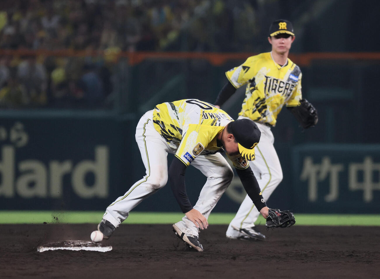 阪神対DeNA 8回表DeNA無死一塁、中野拓夢は宮下朝陽の二塁ゴロを元山飛優に悪送球する（撮影・宮崎幸一）