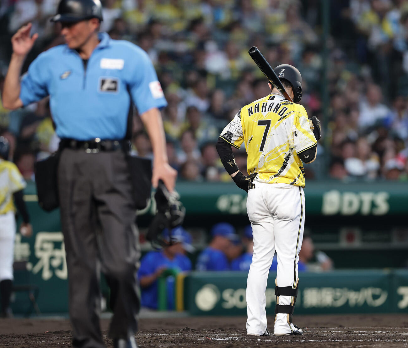 阪神対DeNA 2回裏阪神2死満塁、見逃し三振に倒れ立ち尽くす中野拓夢（撮影・前田充）