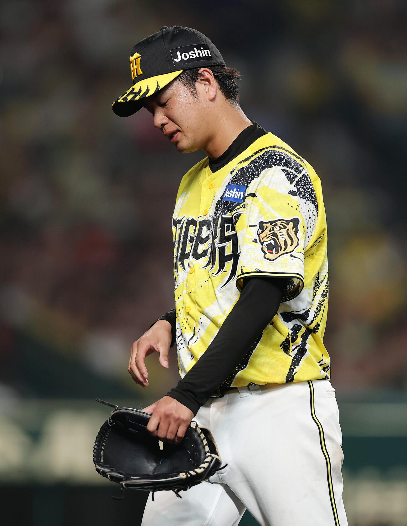 阪神対DeNA 6回表を投げ終え、首をかしげながらベンチへ戻る阪神高橋遥人（撮影・前田充）