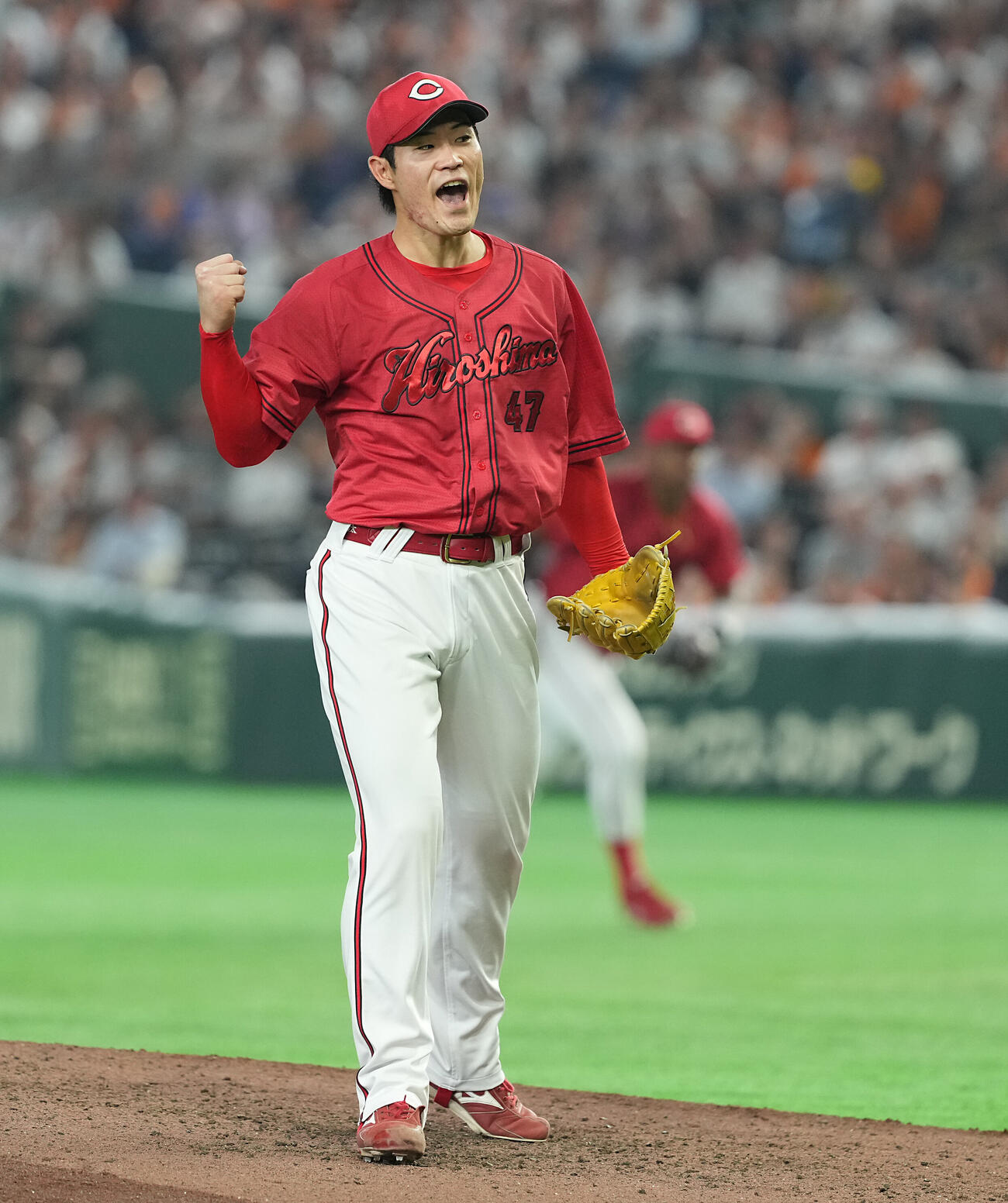 巨人対広島　5回裏巨人2死一、二塁、ボビー・ダルベックを空振り三振に仕留めガッツポーズする斉藤優汰（撮影・たえ見朱実）