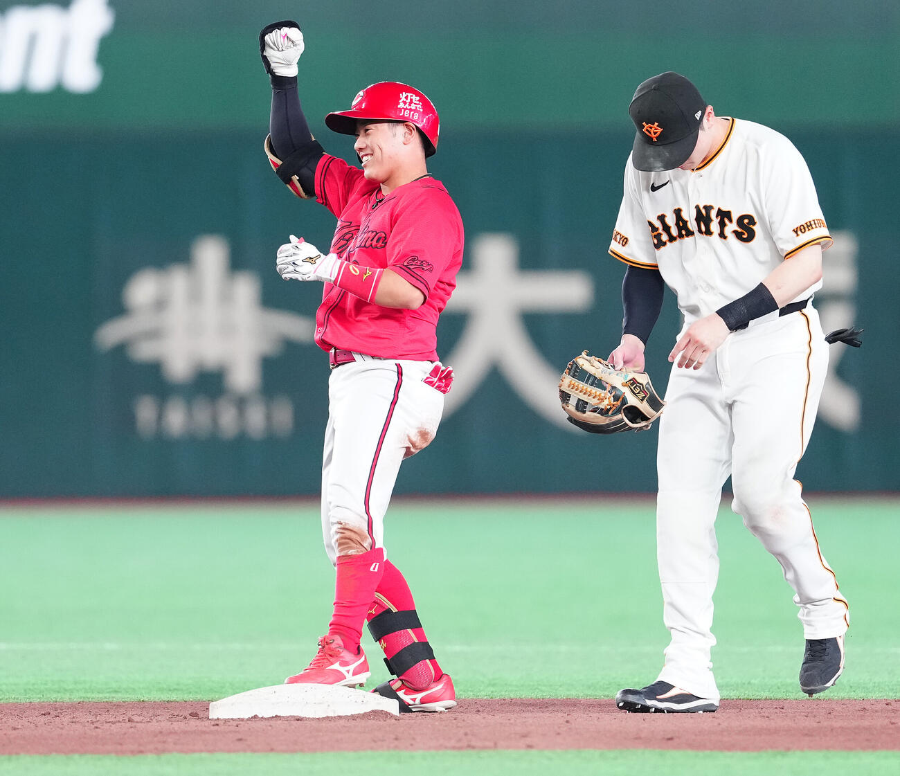巨人対広島　6回表広島2死一、二塁、適時打を放った勝田成は二塁上でポーズ（撮影・鈴木みどり）