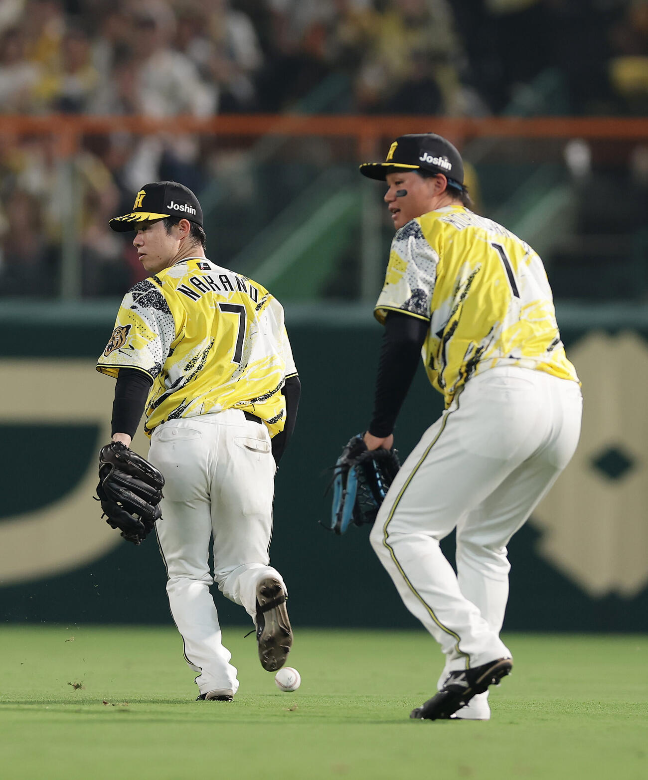 阪神対DeNA 8回表DeNA2死、松尾汐恩の飛球を落球する右翼手森下翔太。左は二塁手中野拓夢（撮影・前田充）