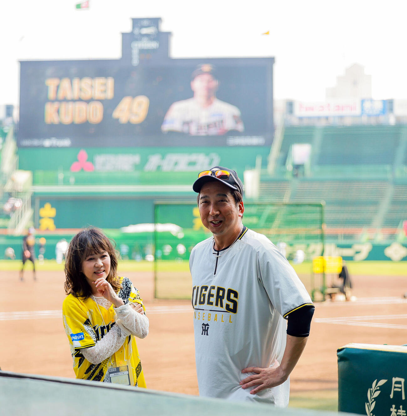 阪神対DeNA LINDBERGの渡瀬マキと話す阪神藤川球児監督（撮影・上山淳一）
