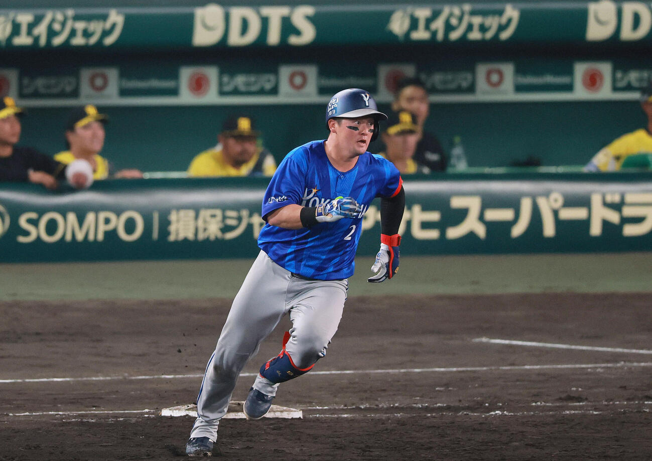 阪神対DeNA 7回表DeNA2死二塁、牧秀悟は適時二塁打を放ち二塁に向かう（撮影・上山淳一）