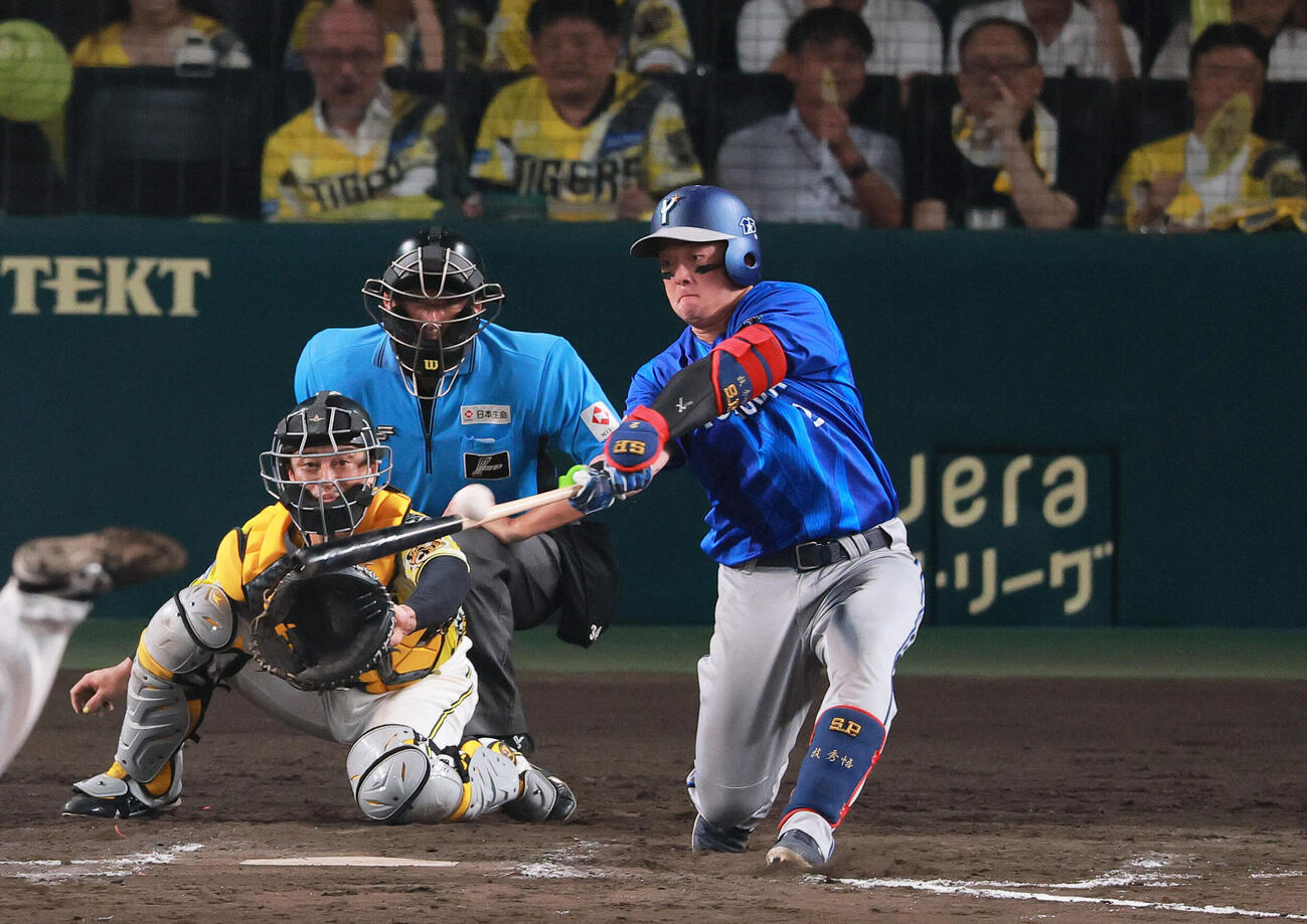 阪神対DeNA 7回表DeNA2死二塁、牧秀悟は適時二塁打を放つ（撮影・上山淳一）
