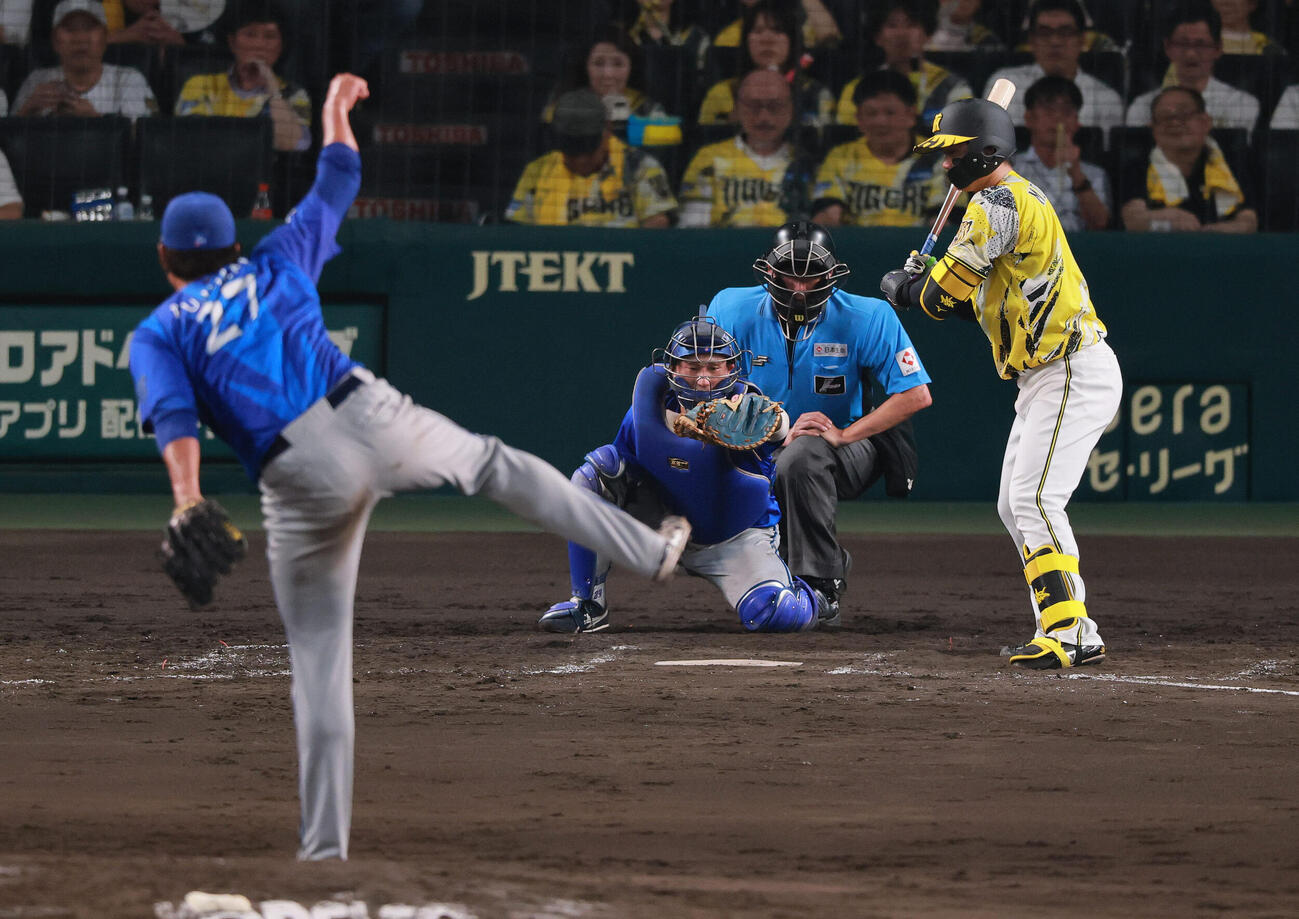 阪神対DeNA 4回裏阪神2死、森下翔太は見逃し三振に倒れる。投手藤浪晋太郎（撮影・上山淳一）