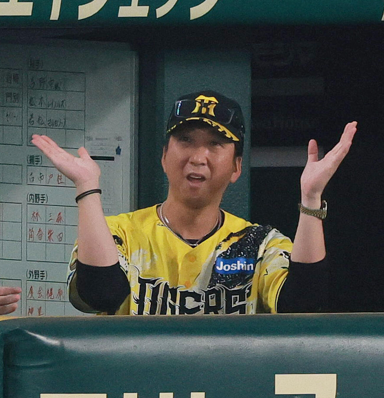 阪神対DeNA 6回裏阪神1死二塁、藤川球児監督は近本光司の適時打で喜ぶ（撮影・上山淳一）