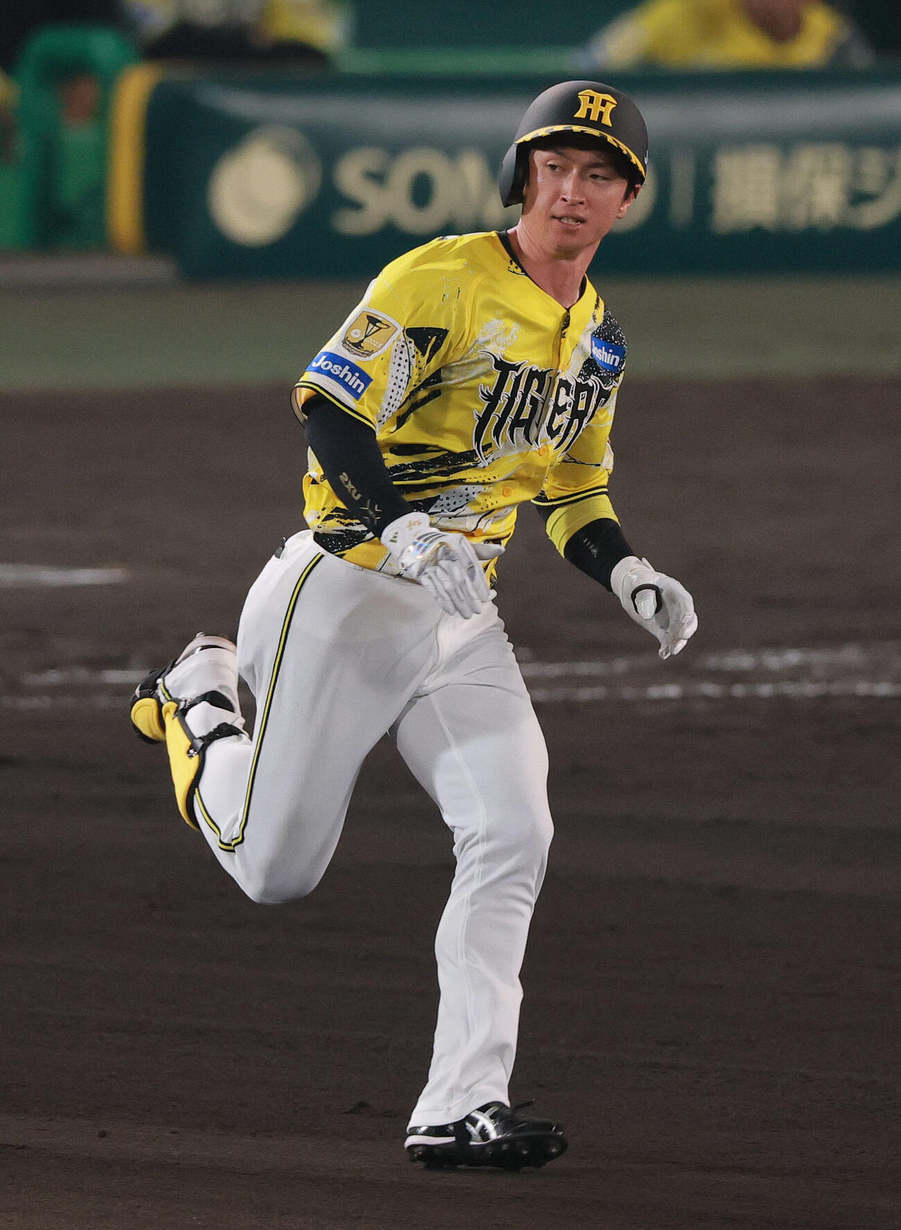 阪神対DeNA 8回裏阪神無死、近本光司は二塁打を放ち二塁に向かう（撮影・上山淳一）