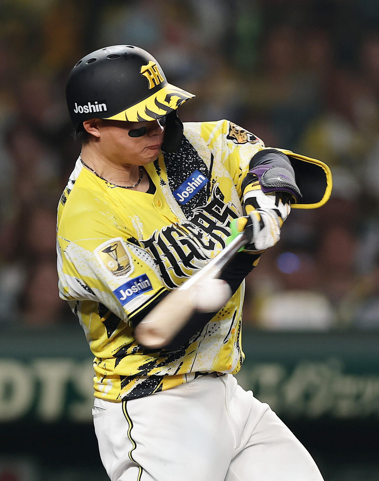 阪神対DeNA 8回裏阪神1死三塁、勝ち越し犠飛を放つ森下翔太（撮影・前田充）