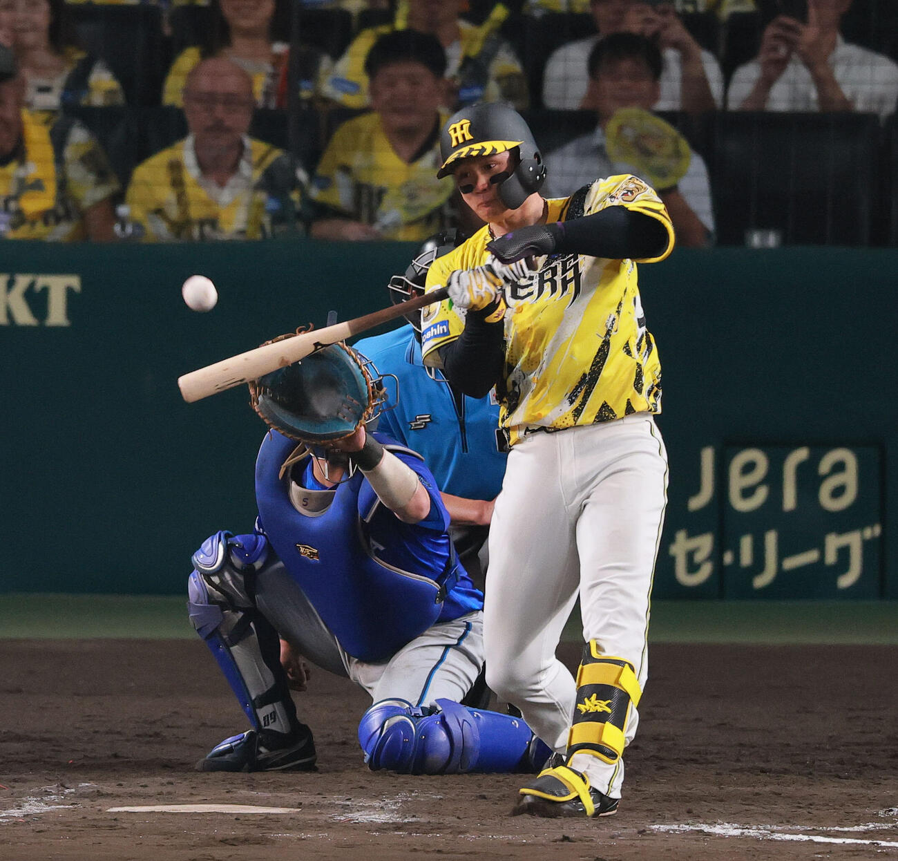 阪神対DeNA 8回裏阪神1死三塁、森下翔太は右飛を放ち犠飛とする（撮影・上山淳一）