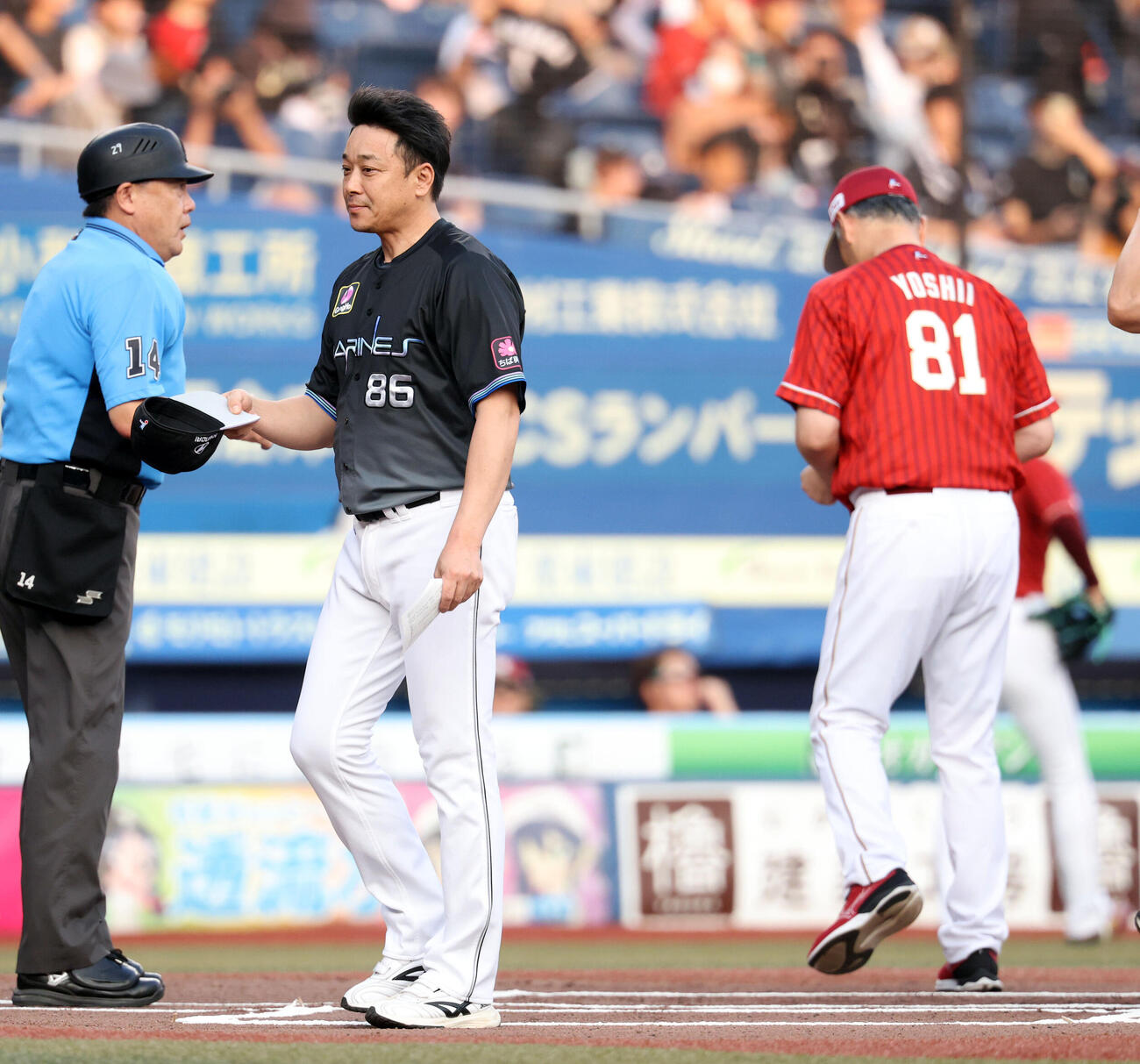 ロッテ対楽天　メンバー最終確認を終え引き揚げるロッテサブロー監督（手前）。後方は楽天吉井理人監督（撮影・浅見桂子）