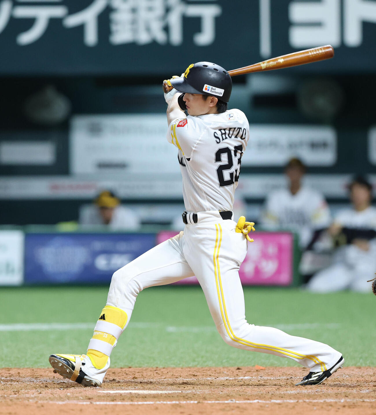 ソフトバンク対オリックス　4回裏ソフトバンク1死二塁、周東佑京は右前打を放つ（撮影・梅根麻紀）