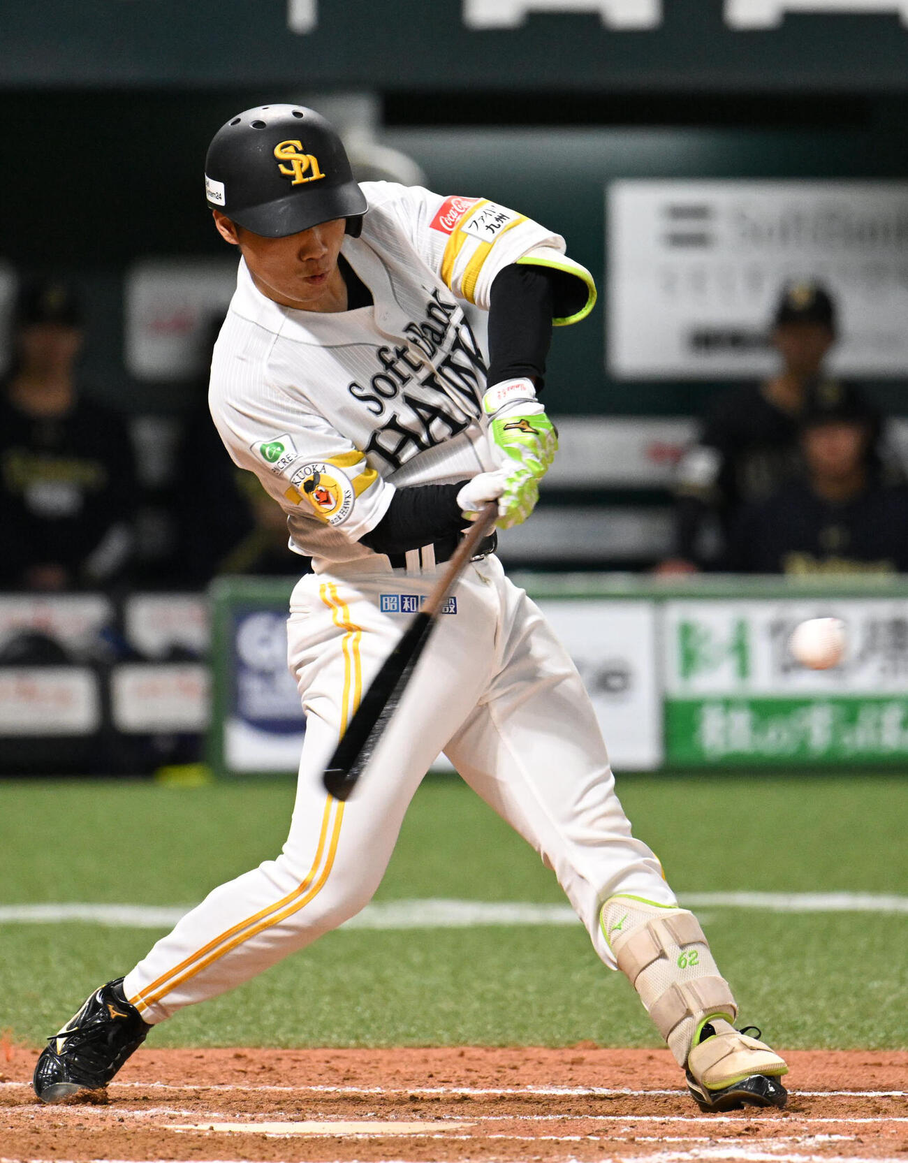 ソフトバンク対オリックス　8回裏ソフトバンク2死一塁、海野隆司は安打を放ち出塁する（撮影・林敢治）