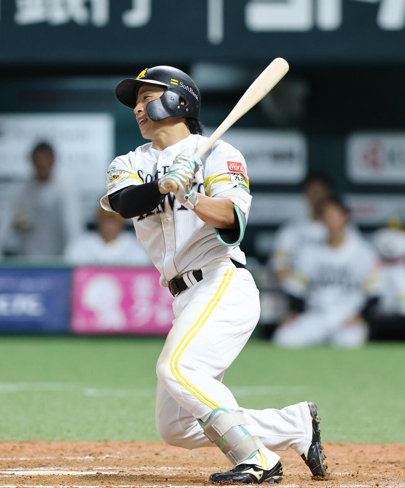 ソフトバンク対オリックス　8回裏ソフトバンク2死、野村勇は左前打を放つ（撮影・梅根麻紀）