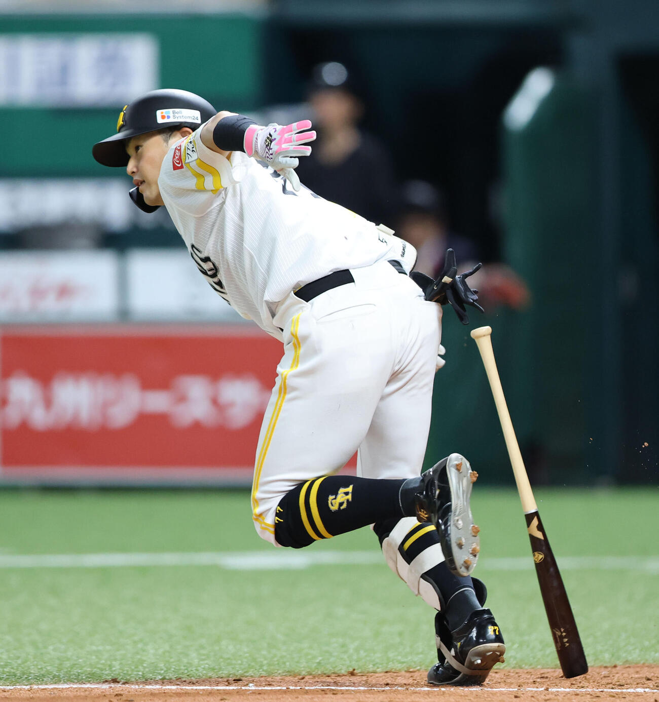 ソフトバンク対オリックス　4回裏ソフトバンク無死、山本恵大は左前打を放つ（撮影・梅根麻紀）