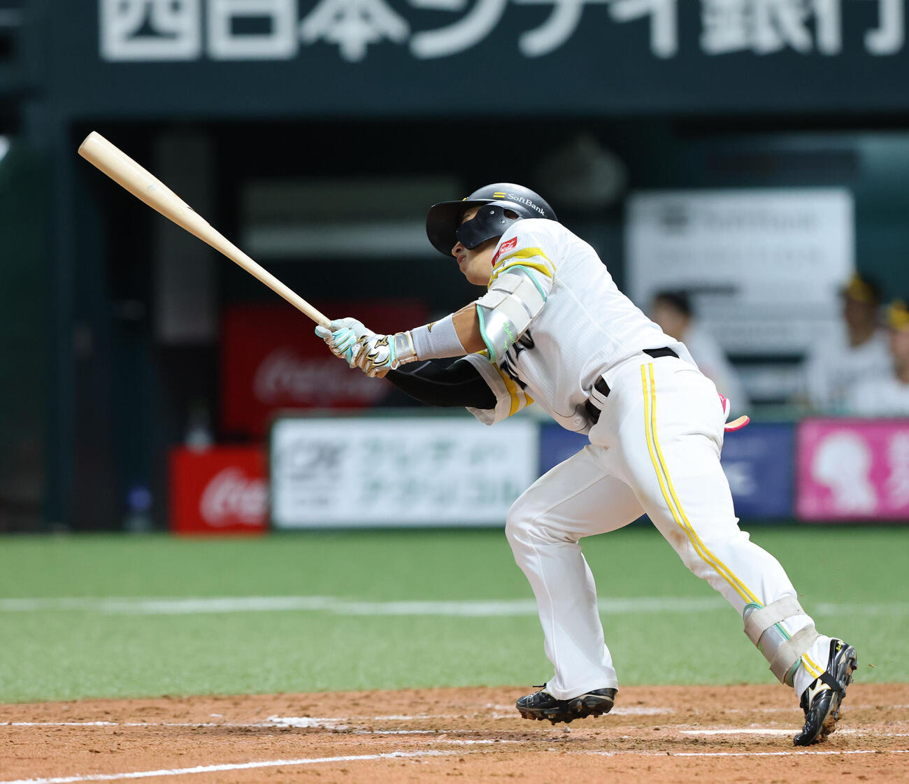 ソフトバンク対オリックス　4回裏ソフトバンク無死一塁、野村勇は左越え適時二塁打を放つ（撮影・梅根麻紀）
