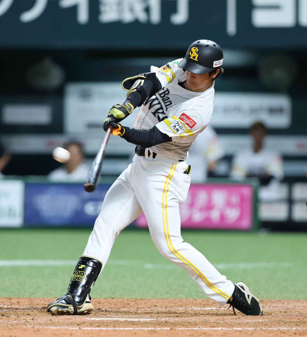 ソフトバンク対オリックス　4回裏ソフトバンク1死一、三塁、柳町達は右越え適時二塁打を放つ（撮影・梅根麻紀）