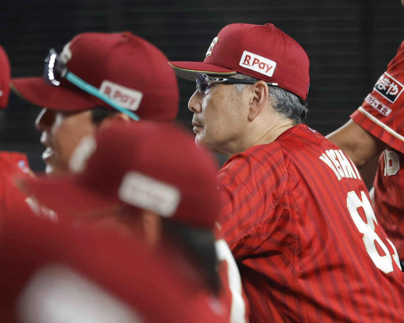 5回、試合を見つめる楽天・吉井監督（右）＝ZOZOマリン（共同）