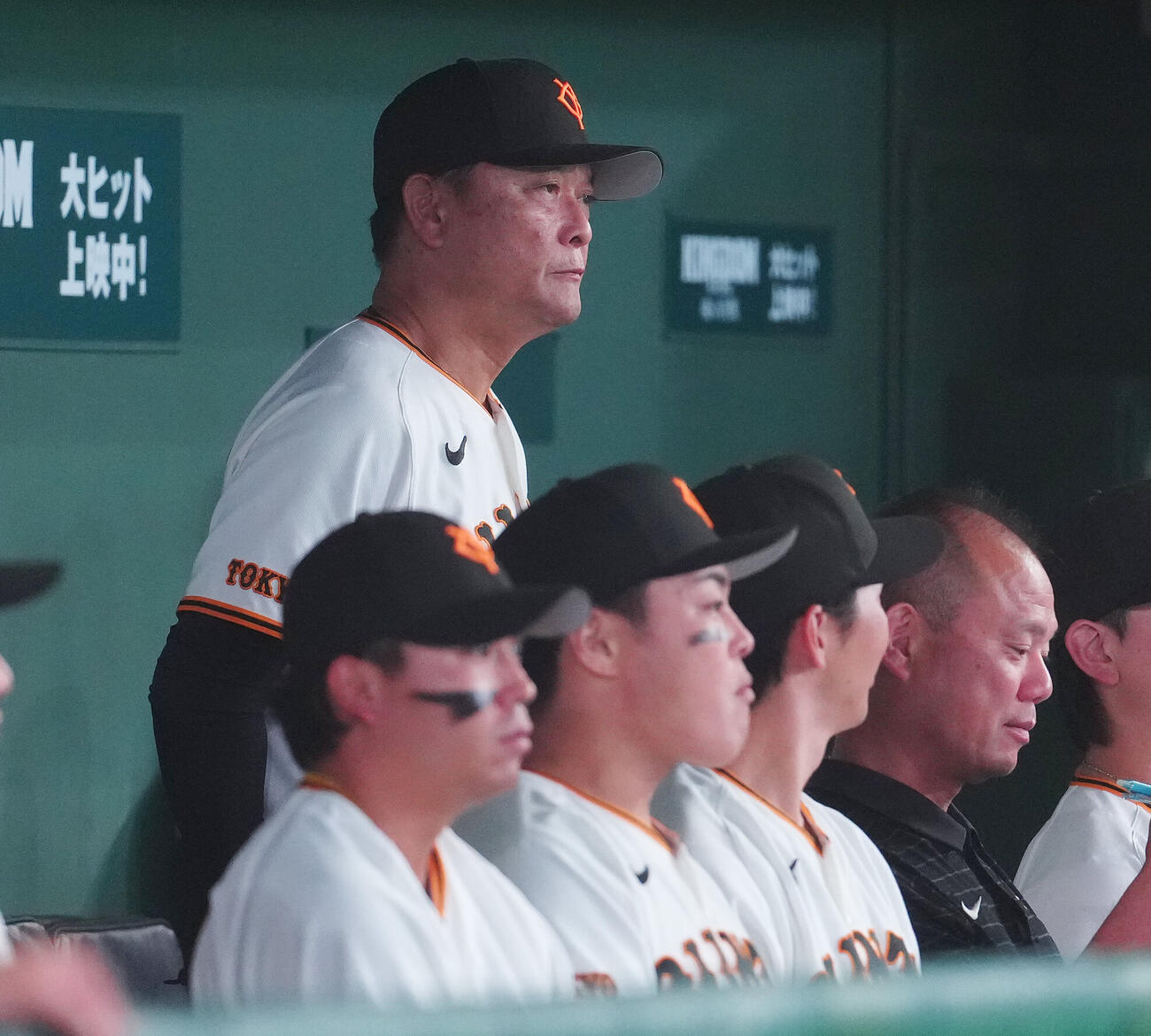 巨人対広島　ベンチで浮かない表情の巨人橋上秀樹監督代行（撮影・鈴木みどり）