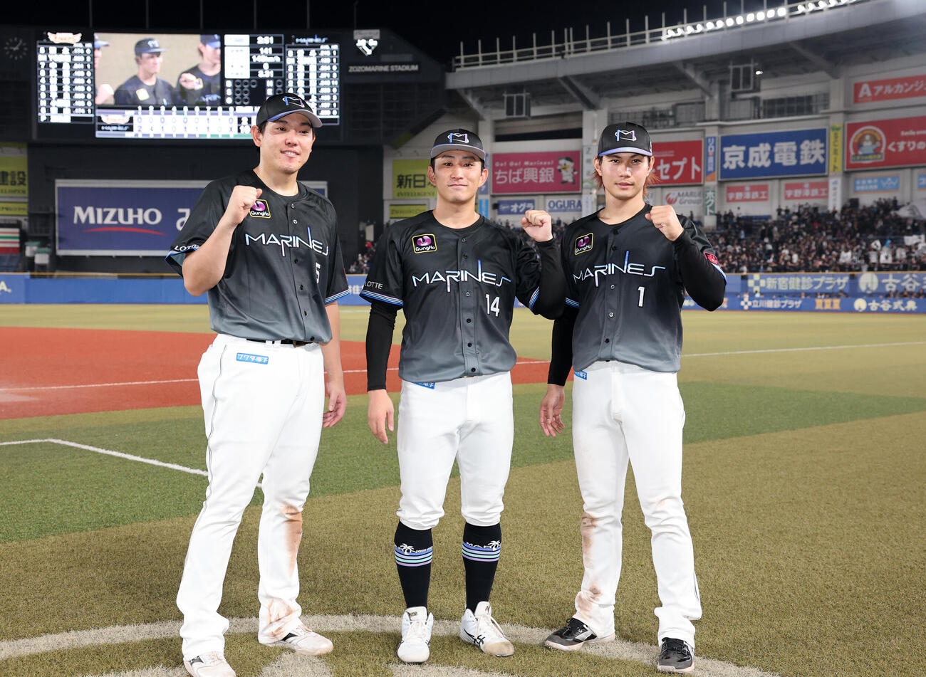 ロッテ対楽天　スタンドにあいさつ後、笑顔で記念撮影する、左からロッテ安田尚憲、小島和哉、藤原恭大（撮影・浅見桂子）