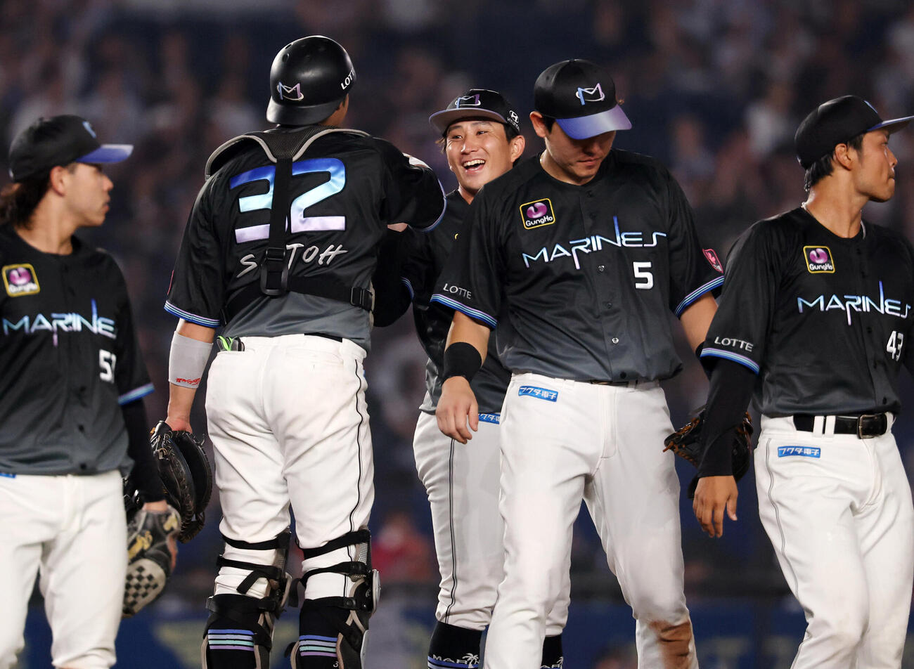 ロッテ対楽天　完投勝利を飾り笑顔でナインと喜び合うロッテ小島和哉（中央）（撮影・浅見桂子）