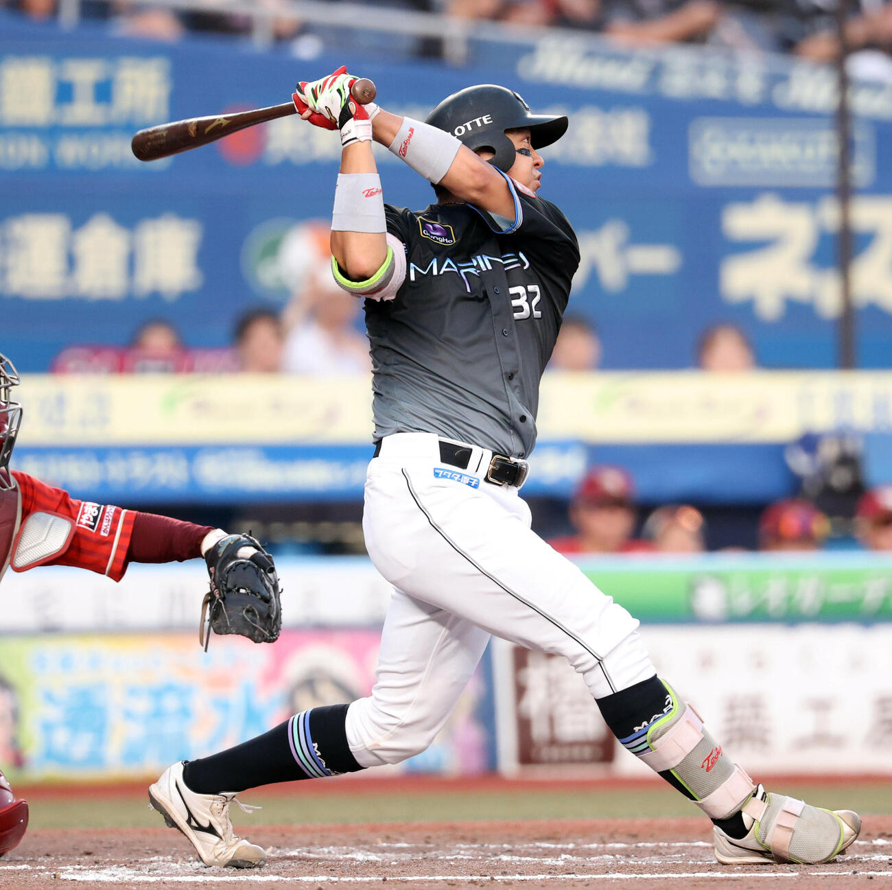 ロッテ対楽天　1回裏ロッテ1死二、三塁、佐藤都志也は犠飛を放つ（撮影・浅見桂子）