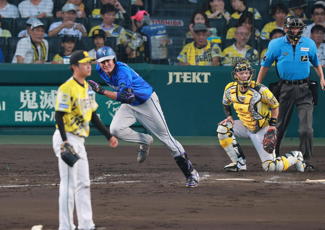 阪神対DeNA 3回表DeNA無死、藤浪晋太郎は内野安打を放つ。投手高橋遥人（撮影・上山淳一）