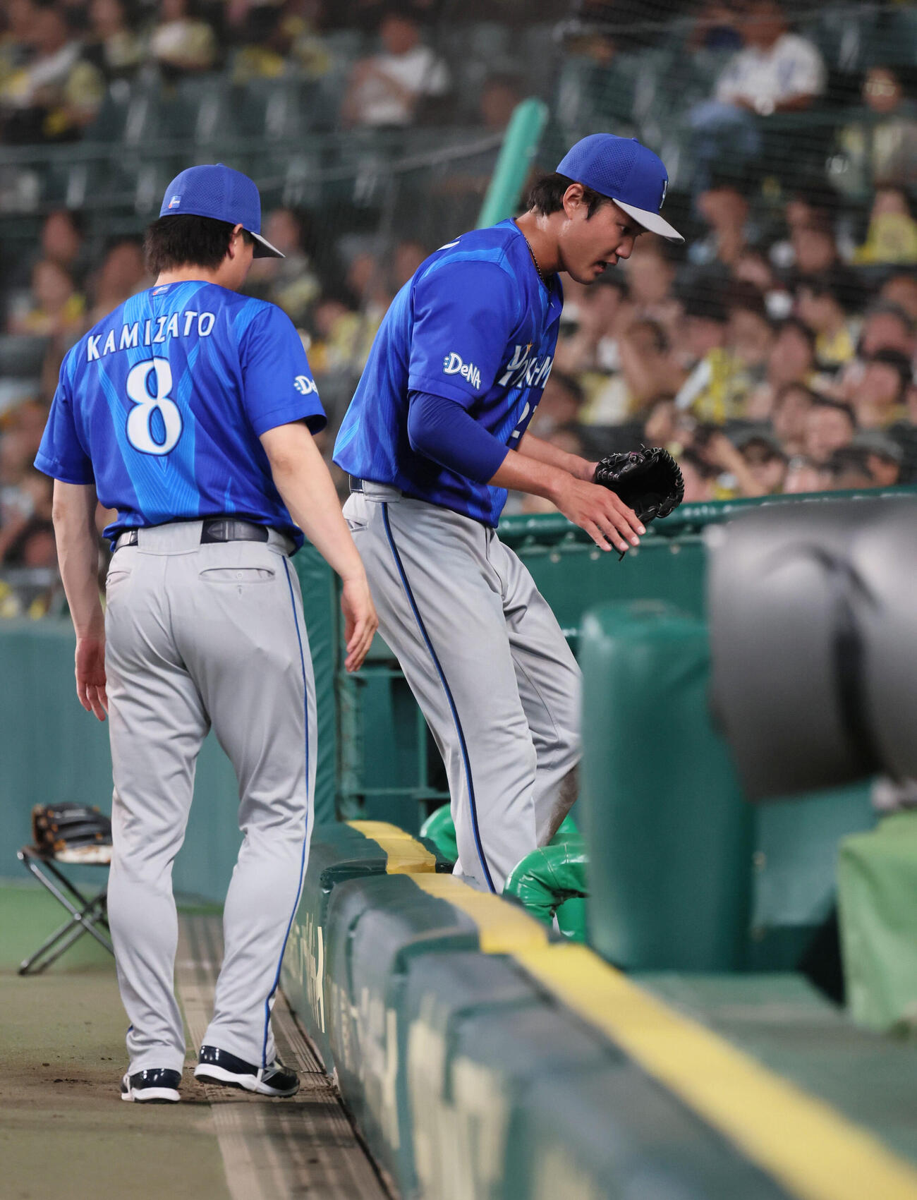 阪神対DeNA 5回裏阪神2死一塁、四球を出して交代となった藤浪晋太郎（撮影・宮崎幸一）