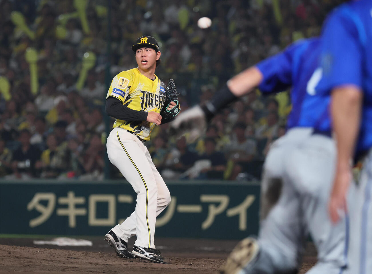阪神対DeNA 7回表DeNA1死二、三塁、工藤泰成は勝又温史の遊ゴロの間に1点を失う（撮影・宮崎幸一）