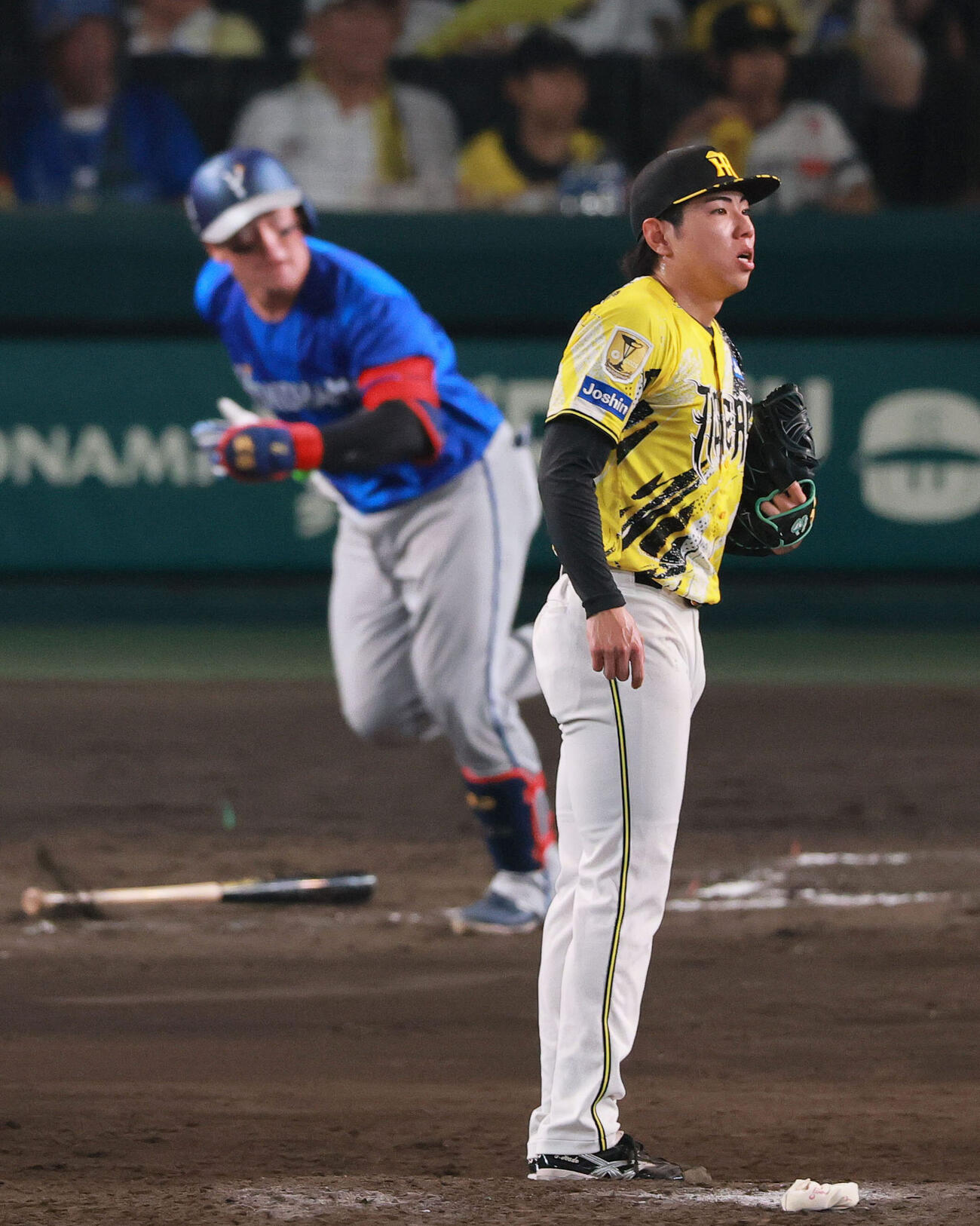 阪神対DeNA 7回表DeNA2死二塁、工藤泰成（手前）は牧秀悟に適時二塁打を打たれる（撮影・上山淳一）