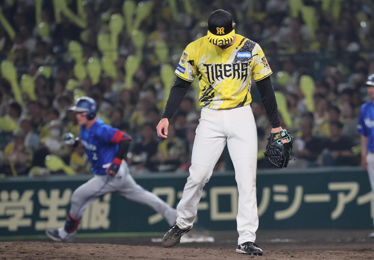 阪神対DeNA 7回表DeNA2死二塁、工藤泰成は牧秀悟に同点適時二塁打を浴びる（撮影・宮崎幸一）
