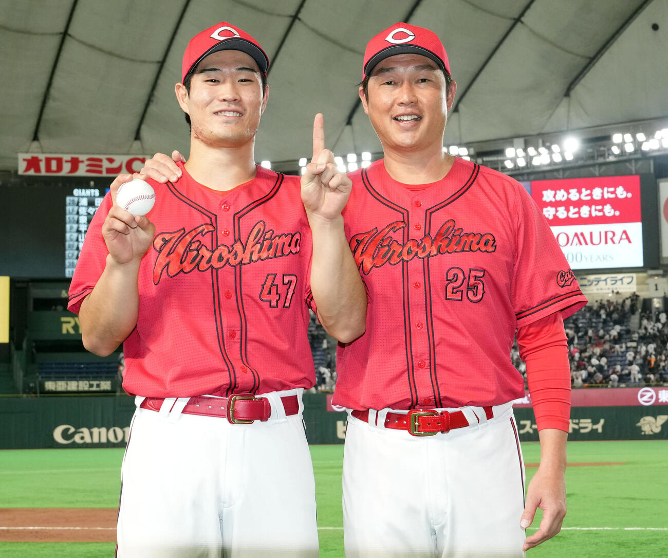 巨人対広島　プロ初勝利を飾り新井貴浩監督と記念撮影に納まる広島斉藤優汰（撮影・たえ見朱実）