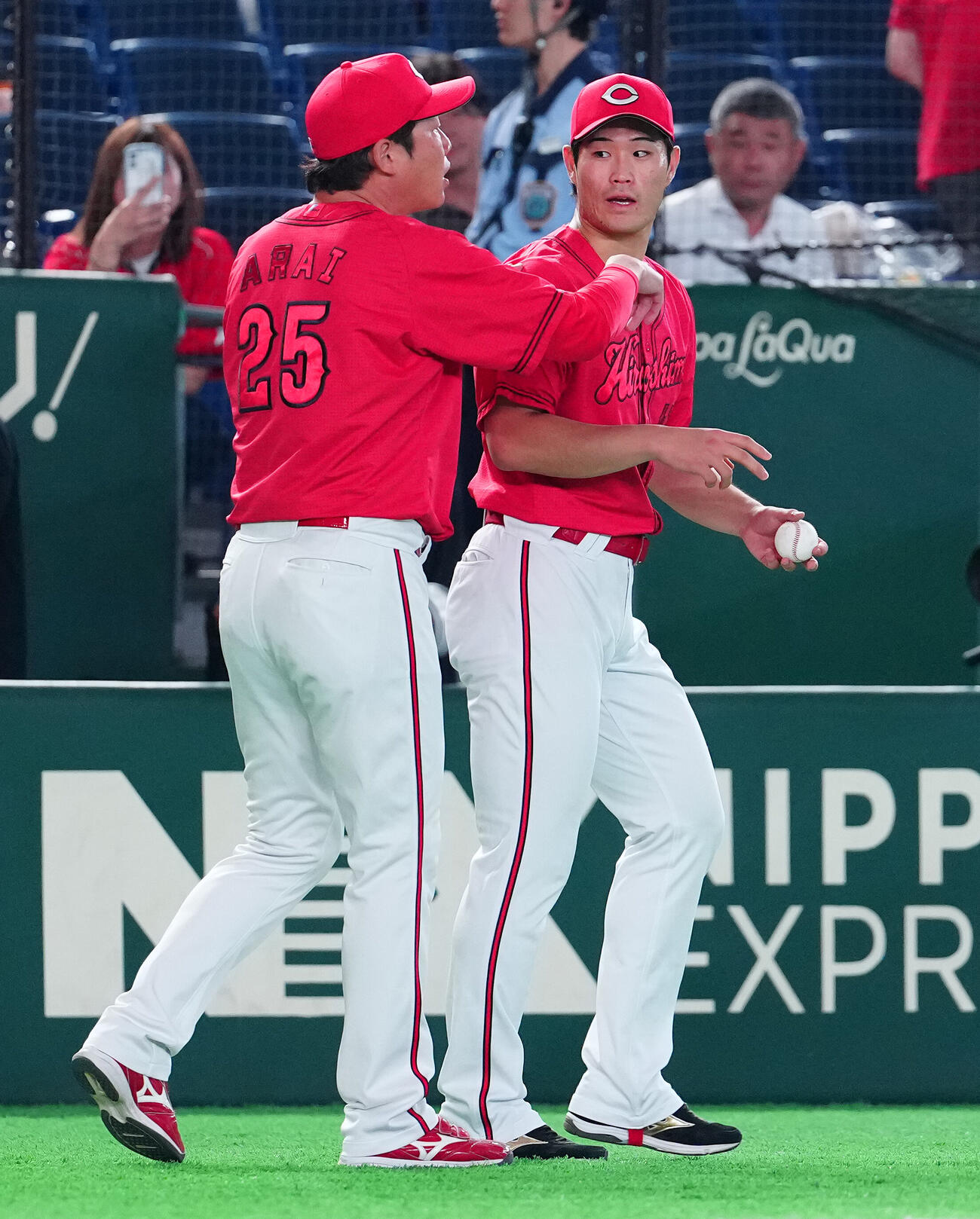 巨人対広島　プロ初勝利の広島斉藤優汰（右）は新井貴浩監督にうながされ、ファンのもとへあいさつに向かう（撮影・鈴木みどり）