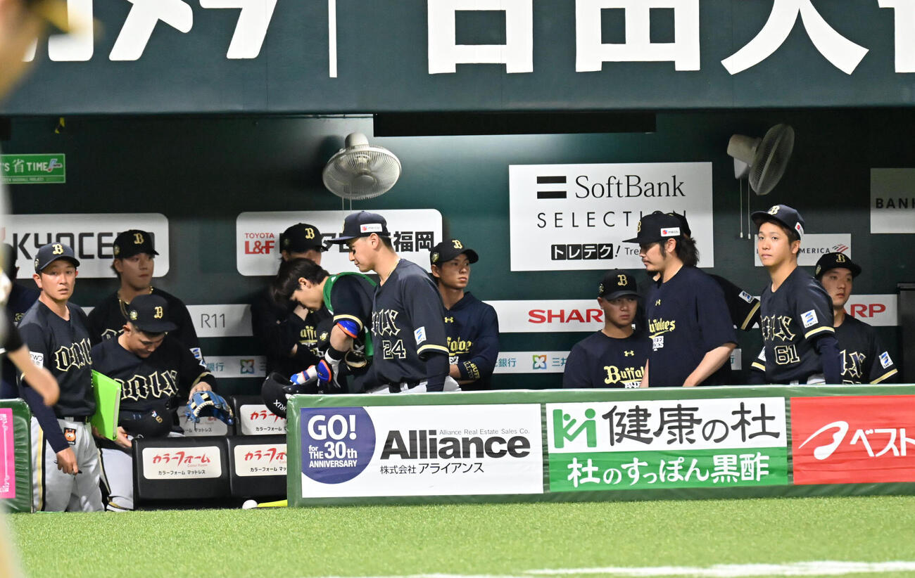 ソフトバンク対オリックス　ソフトバンクに敗れ引きあげるオリックスナイン（撮影・林敢治）