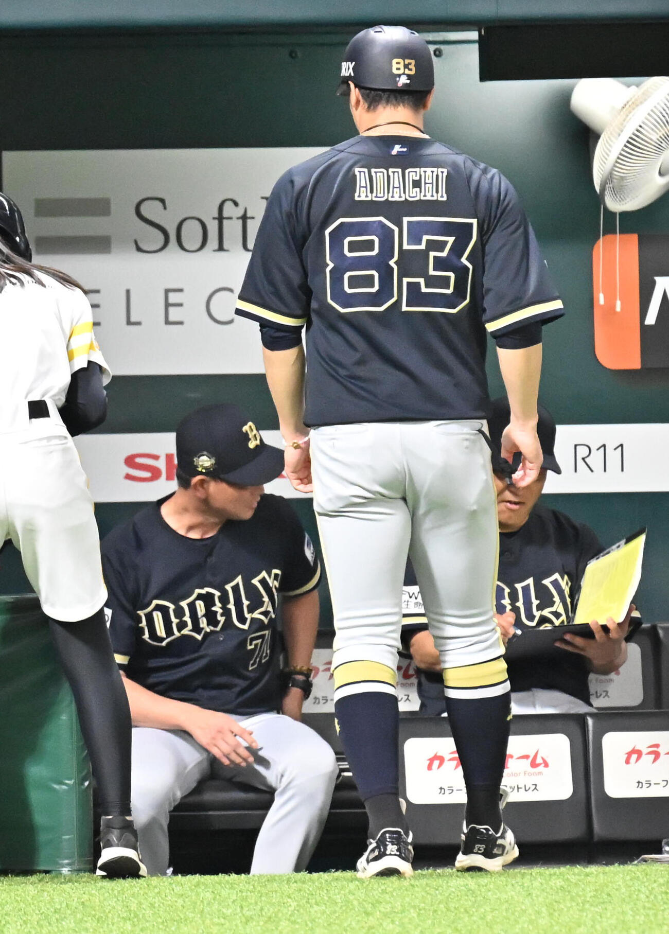 ソフトバンク対オリックス　ソフトバンクに大敗し厳しい表情の岸田護監督（左）（撮影・林敢治）