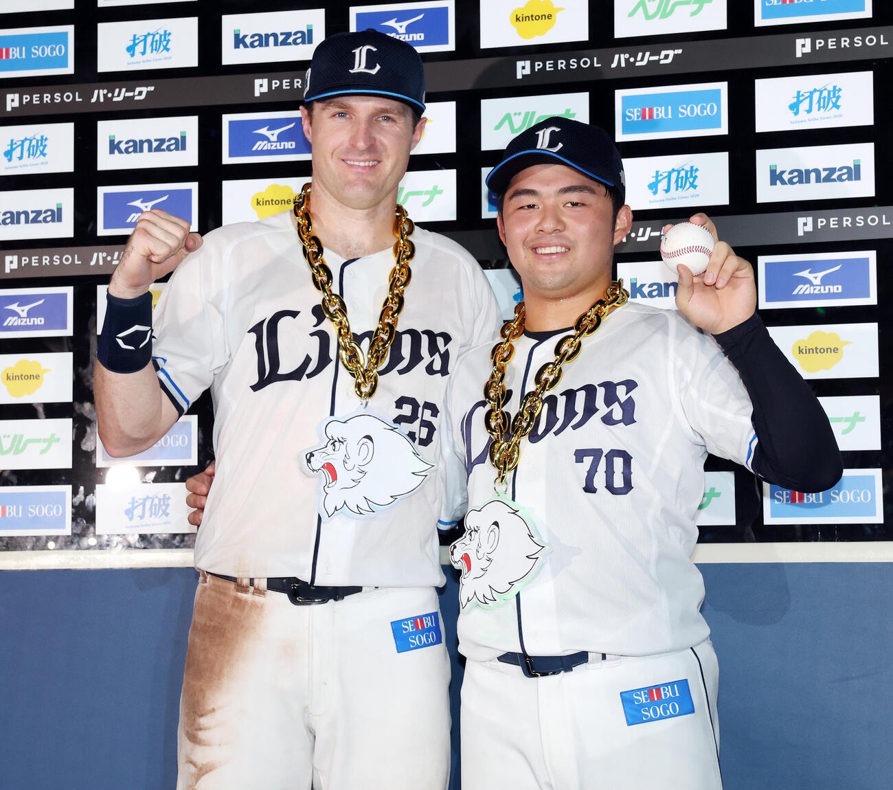 西武対日本ハム　お立ち台で記念撮影に納まる西武タイラー・ネビン（左）と豆田泰志（撮影・宮地輝）